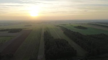 Puslu bir sonbahar sabahı kırsalda altın ışıkla