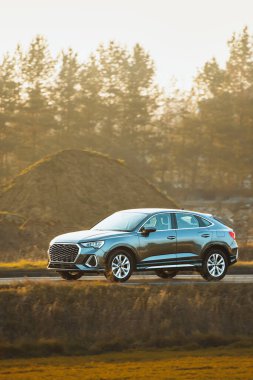 Lüks araç kırsal yolda hızla ilerliyor.