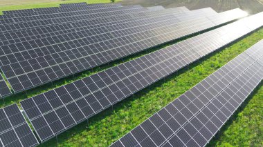 Güneş enerjisi büyük alanda toplanıyor. Güneş ışığı toplanıyor.