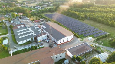 Güneş panelleri ve fabrika binaları hava manzarası