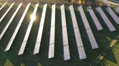 Güneş panellerinin sıraları güneş ışığından faydalanıyor