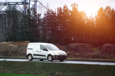 Minibüs sanayi bölgesinin yanındaki kırsal yolda ilerliyor.