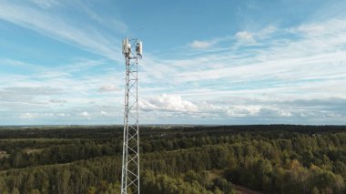 Kırsal bölgedeki cep telefonu ağ vericisi kulesi