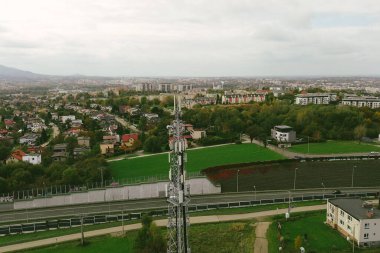 Bulutlu gökyüzü manzarasına karşı hücresel kule.