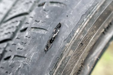 Yıpranmış yan duvarı olan eski bir araba lastiği