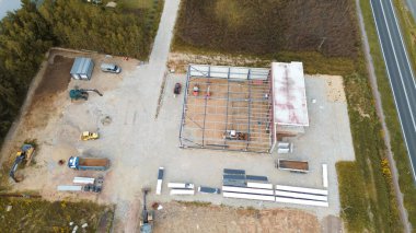 İnşaat işçileri yeni ticari proje inşa ediyorlar