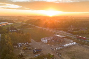Ağır ekipmanlarla birlikte inşaat halindeki ticari alan