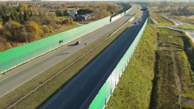 Otoyol ve yeşil bariyerlerin yukarıdan aşağı görüntüsü