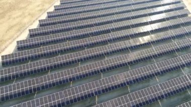 Sürdürülebilir güneş enerjisi çiftliği hava görüntüsü