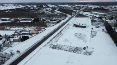 Kışın kırsal yolda kar manzarası