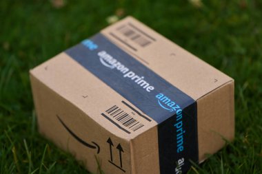 Amazon paketi açık çimlerde 13.09.2024 Avrupa, Polonya