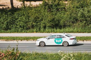 Şehir yolunda Bolt taksi, Krakow, Polonya, Avrupa 29.09.2024