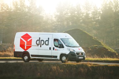 Paket taşıma kamyoneti kırsal gün batımı 02.01.2025 Polonya Avrupa