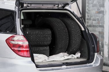 Araba yedek yaz lastikleriyle dolu.