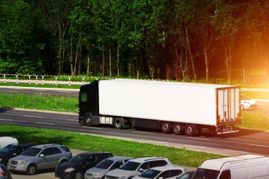 Yol boyunca giden ticari bir kamyon.