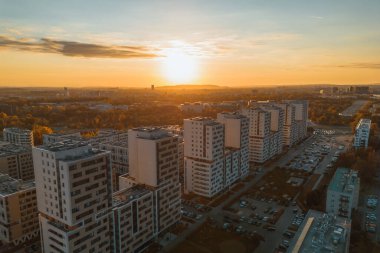 İyi planlanmış bir yerleşim bölgesinde lüks daireler, hava manzaralı.