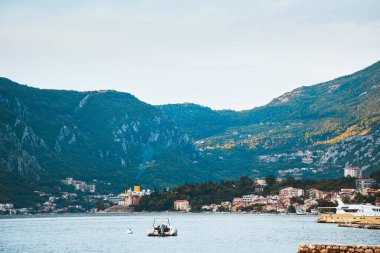 Dağ kıyı şeridi boyunca tarihi binalar