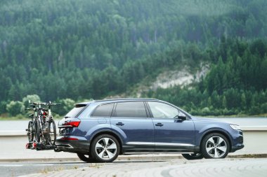 Arazi aracı Avusturya 'da bisiklet sürüyor.