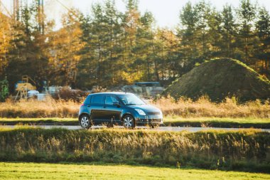 Kırsal yolda giden şık bir araç.