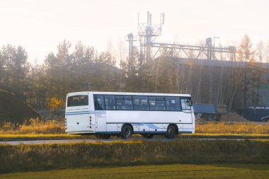 Temiz tasarımı olan beyaz bir koç.