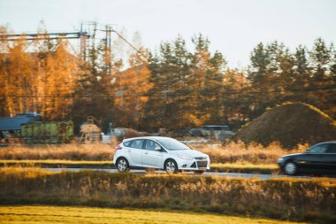 Beyaz şehir arabalı banliyö yolu