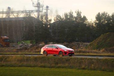 Melez elektrikli araba doğada hareket ediyor.