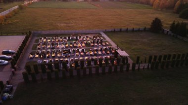 Polonya Azizler Günü 'nde mumlarla parlayan huzurlu mezarlık.