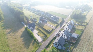 Yeşil manzaralı modern banliyö manzarası