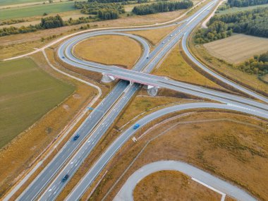 Karmaşık otoyol kavşağının ve kırsal kesimin havadan görünüşü