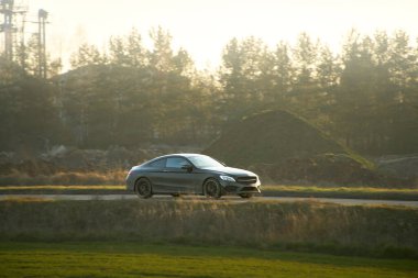 Sessiz kırsal sokakta şık siyah otomobil