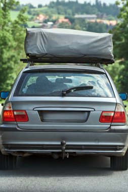 Çatıda çadırı olan klasik bir araba.