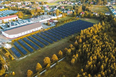 Sıraya dizilmiş panelleri olan güneş enerjisi çiftliği.