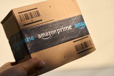 Hızlı Amazon Prime teslimat kutusu çimenler üzerinde 13.09.2024 Avrupa, Polonya.