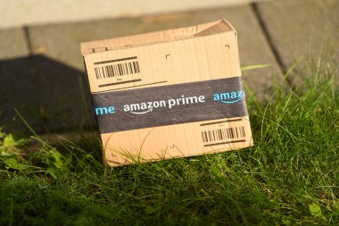 Amazon Prime karton kutusu çimlerin üzerine yerleştirilmiş 13.09.2024 Avrupa, Polonya