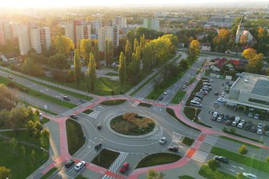 Şehir sokakları ve kavşakları gün batımında yukarıdan