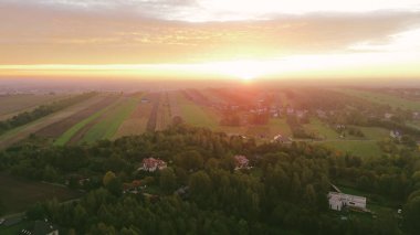 Sakin tarım arazilerinin üzerindeki kızgın bulutlar