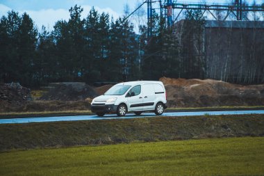 Kırsal alandan geçen ticari minibüs.