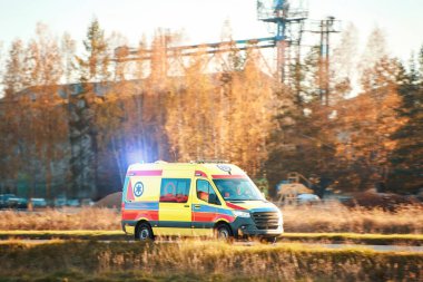 İlk yardım aracı kırsal alanda ilerliyor.