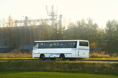 Kırsal yolda modern ulaşım otobüsü