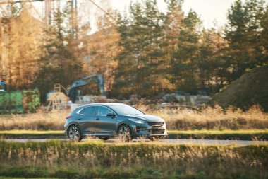 Kırsal kesimde araç sürüyor.