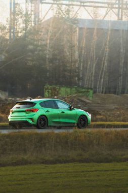 Yeşil plakalı modern elektrikli cip.