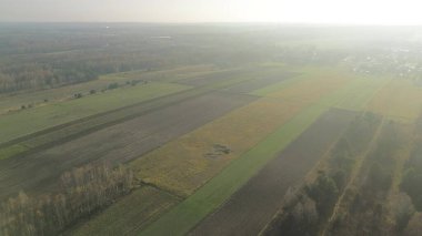 Sonbaharda tarım arazilerinin havadan görünüşü