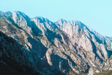 Engebeli dağ zirvelerinin nefes kesici manzarası