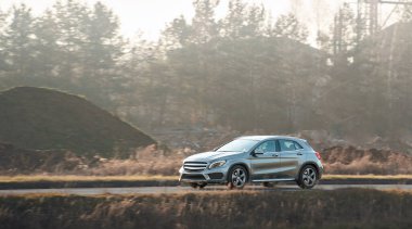 Huzurlu manzarada modern zarif bir araç.