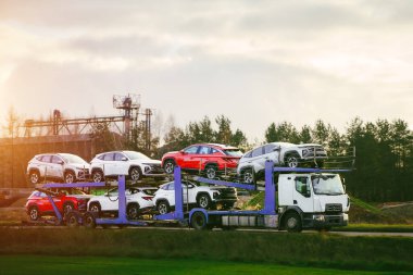 Otobanda SUV taşıyan kamyon.