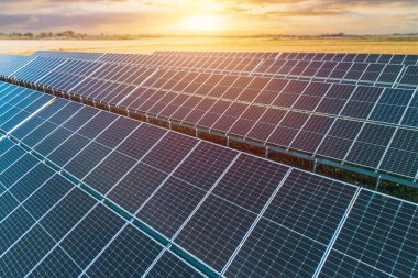 Güneş panelleri batan güneşin son ışınlarını emiyor.