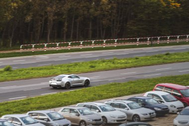 Hızla giden arabalı manzara