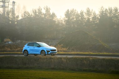 Modern hibrit araba güneşte sürüyor.