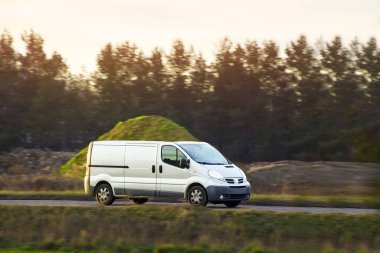 Yol kenarındaki beyaz minibüs