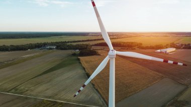 Yenilenebilir enerji rüzgar türbinleri hava görüntüsünü oluşturur